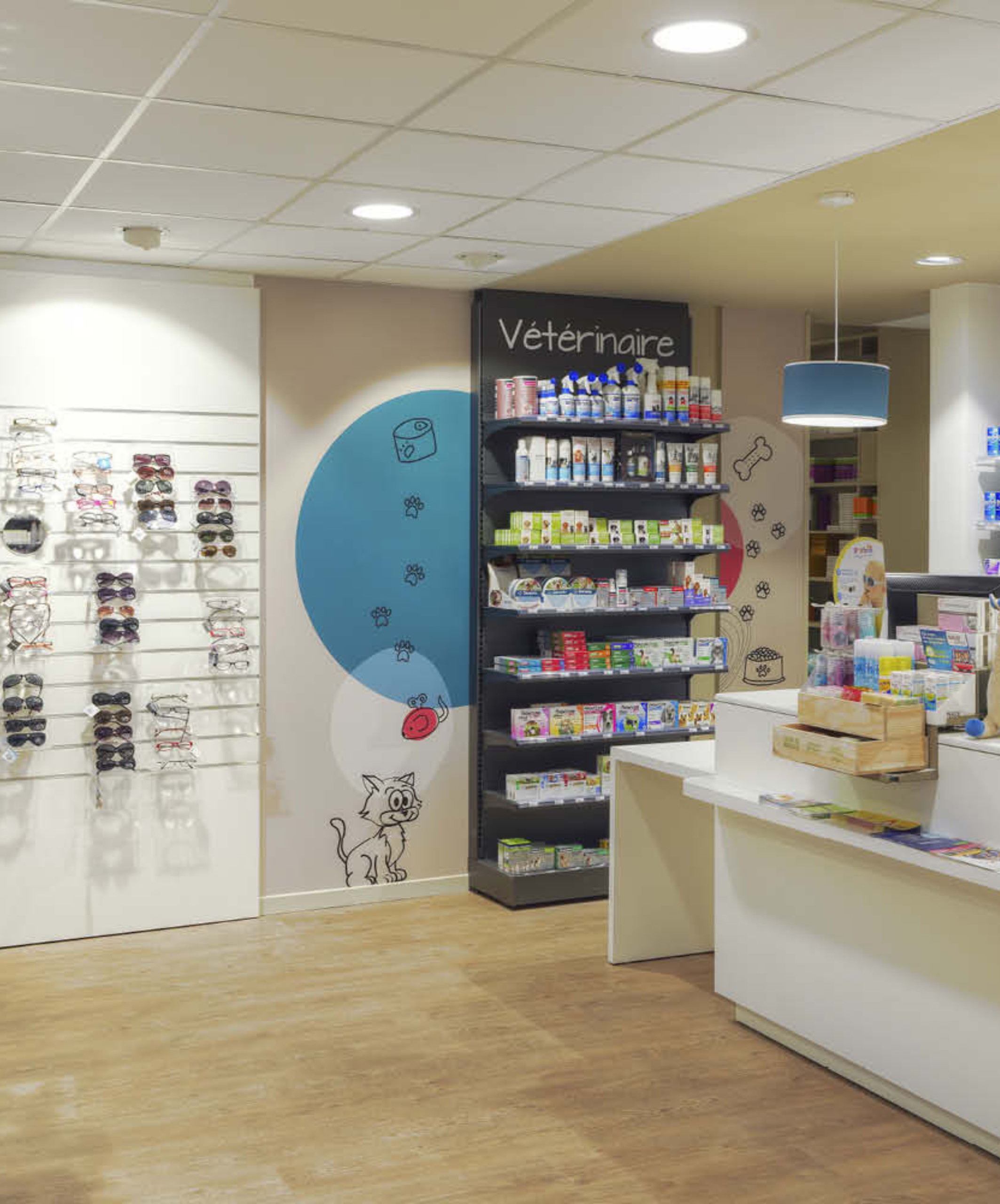 Comptoirs modulaires blancs de la pharmacie Brainoise à Braine, intégrés dans un design lumineux et épuré.