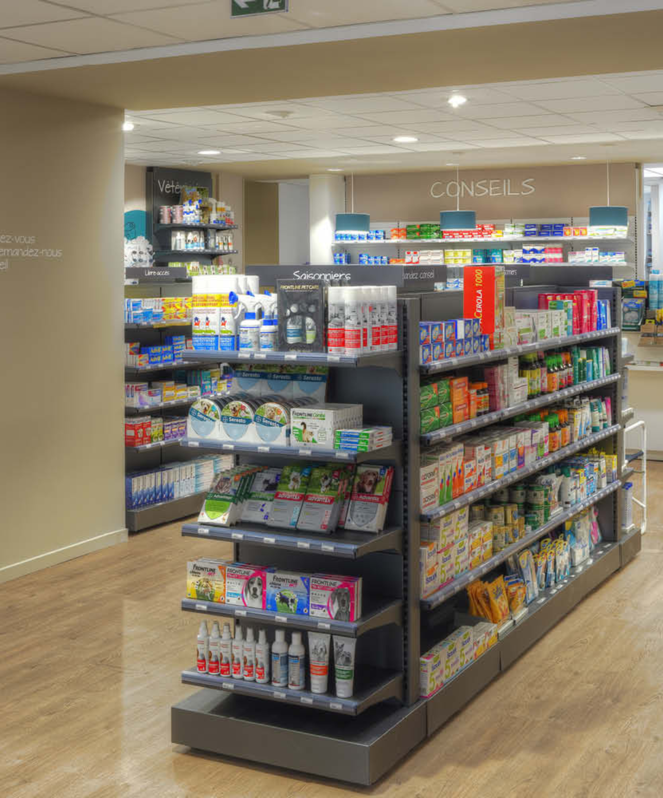 Espace de vente de la pharmacie Brainoise à Braine, avec un agencement moderne et fonctionnel valorisant les parcours clients.
