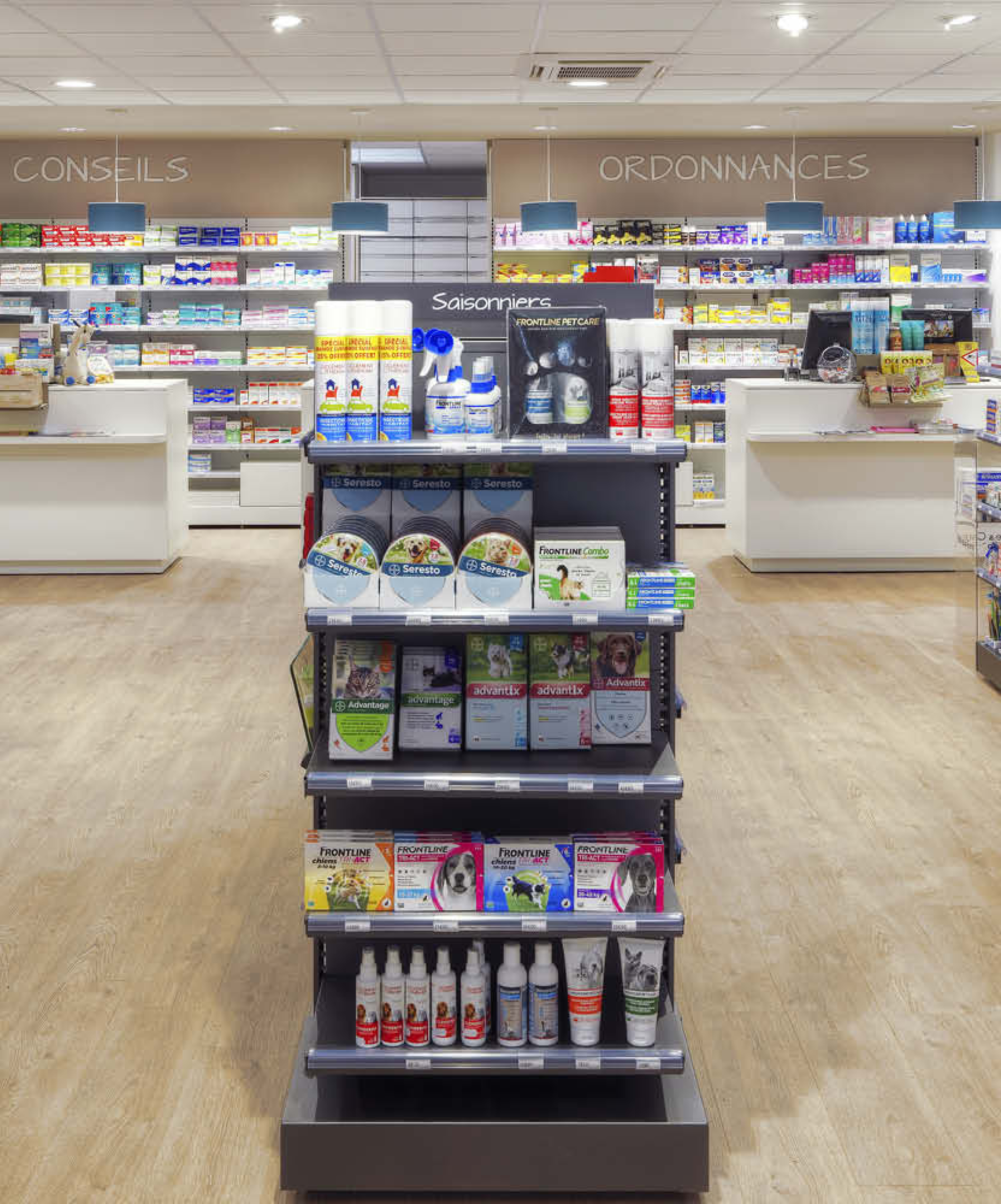 Espace de vente de la pharmacie Brainoise à Braine, avec un agencement moderne et fonctionnel valorisant les parcours clients.