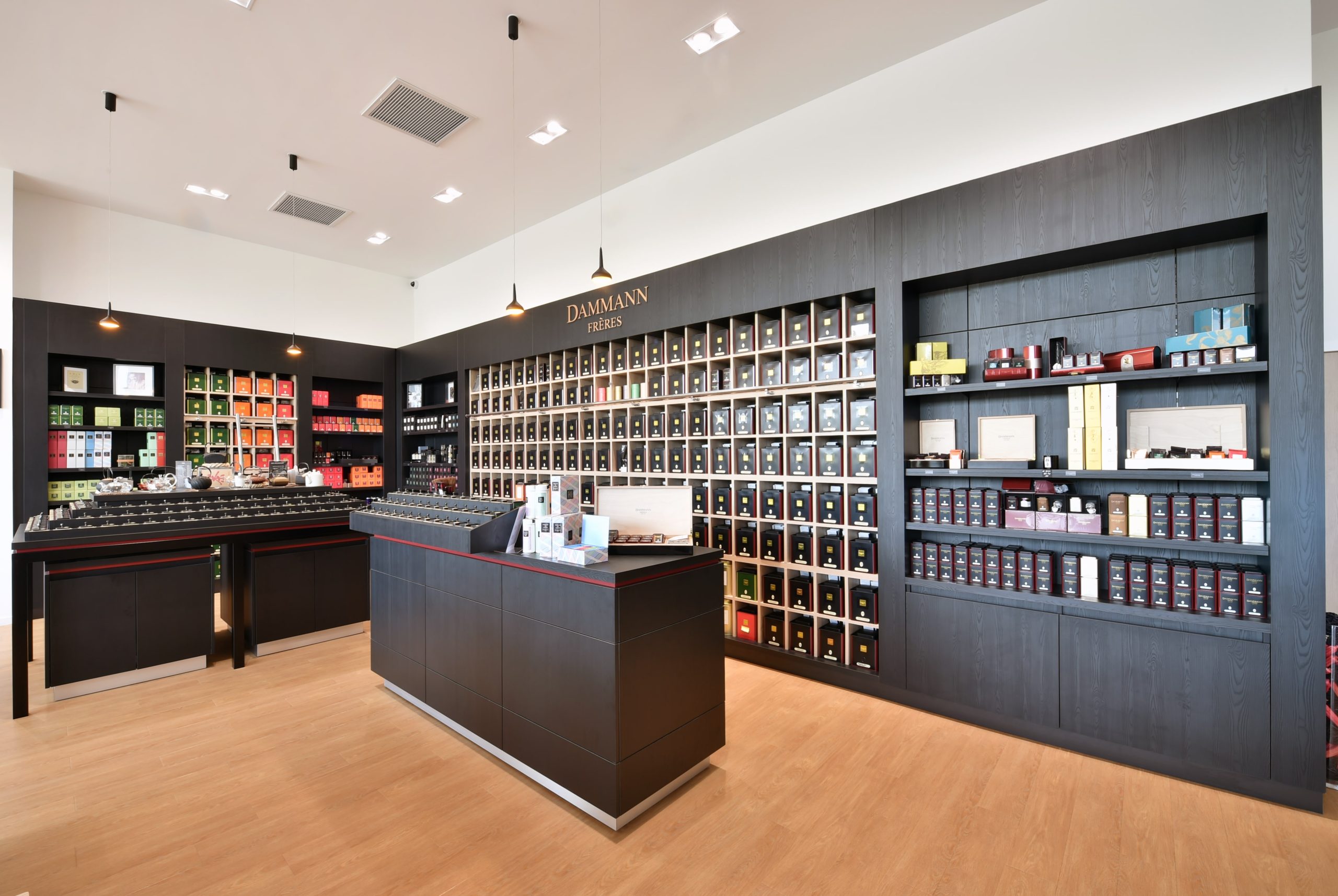 Magasin secteur retail. Mobilier bois sur mesure Mobil M Agencement