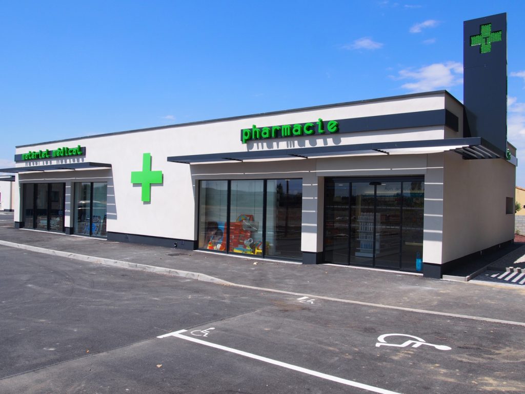 Façade de la pharmacie Mathieu – intégration harmonieuse dans le pôle médical de Canet-d’Aude