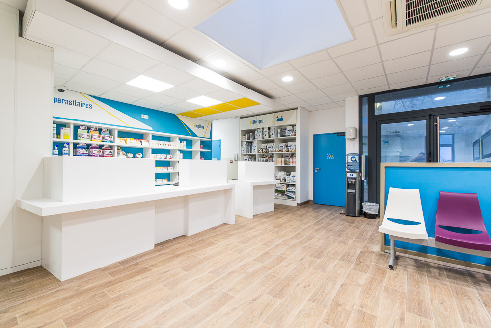 Secteur Santé, clinique vétérinaire. Mobilier en bois sur mesure Mobil M Agencement. Banque d'accueil