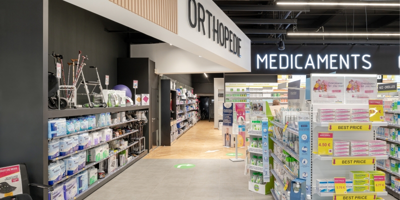 Photo qui montre un espace orthopédie et médicaments dans une pharmacie