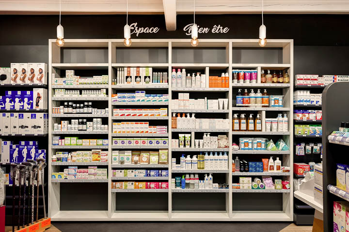 Vue générale de l’espace de vente de la Pharmacie Calmels, intégrant différents corners et un agencement favorisant l’expérience client
