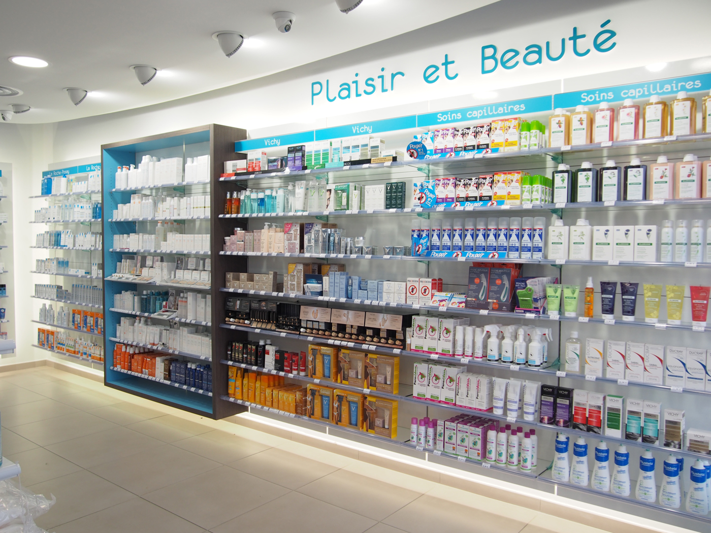 Espace parapharmacie lumineux et fluide – pharmacie Mathieu Canet-d’Aude