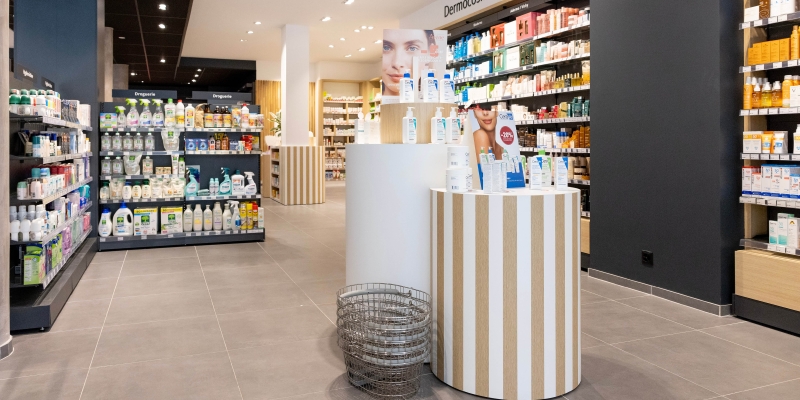 Zoom sur un mobilier design Mobil M en Pharmacie.