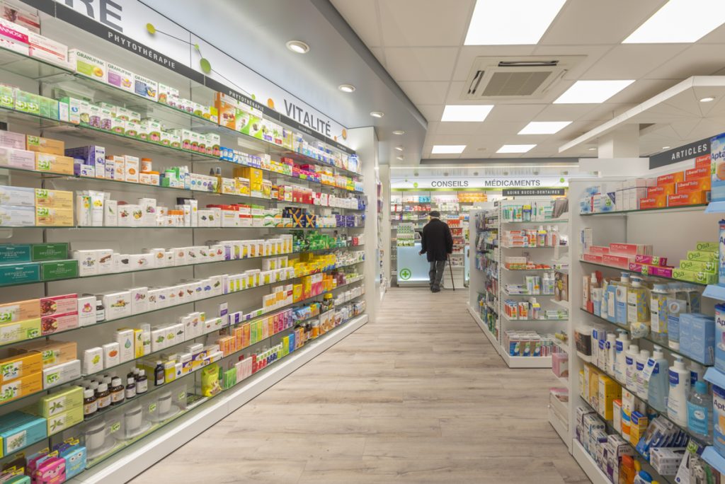 Espace de vente de la pharmacie avec un flux aménager vers les comptoirs.