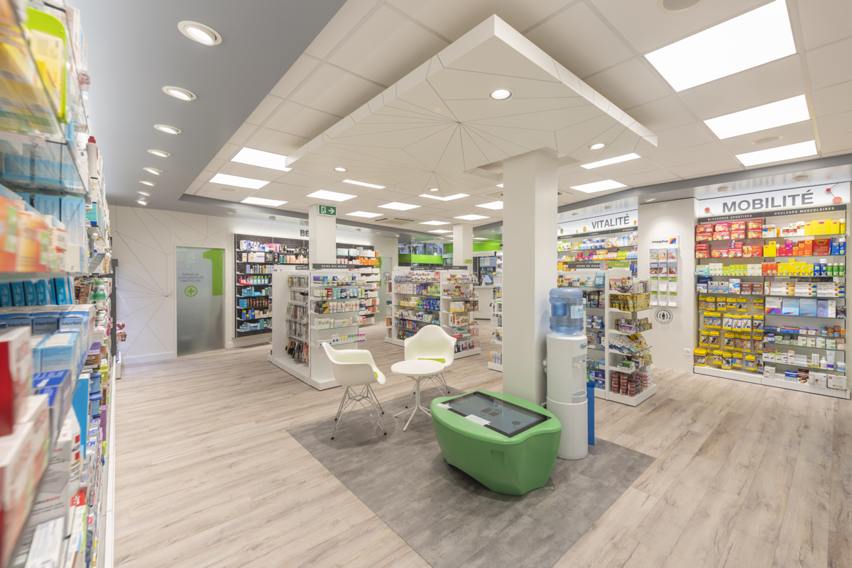 Espace d’attente central — zone conviviale avec assises confortables, pensée pour accueillir familles et enfants.