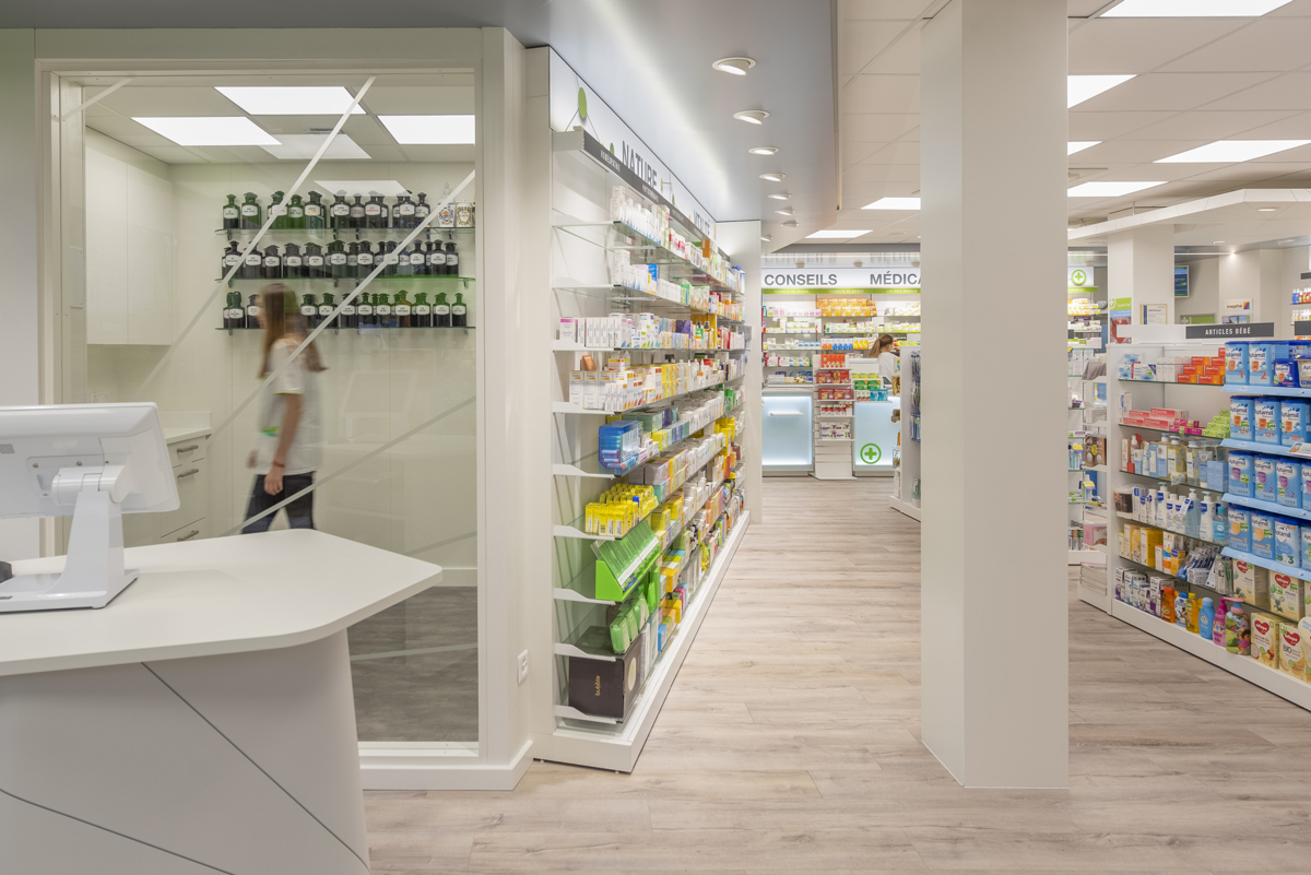 Focus sur le comptoir principal — accueil fluide et moderne favorisant la proximité entre l’équipe officinale et la patientèle.