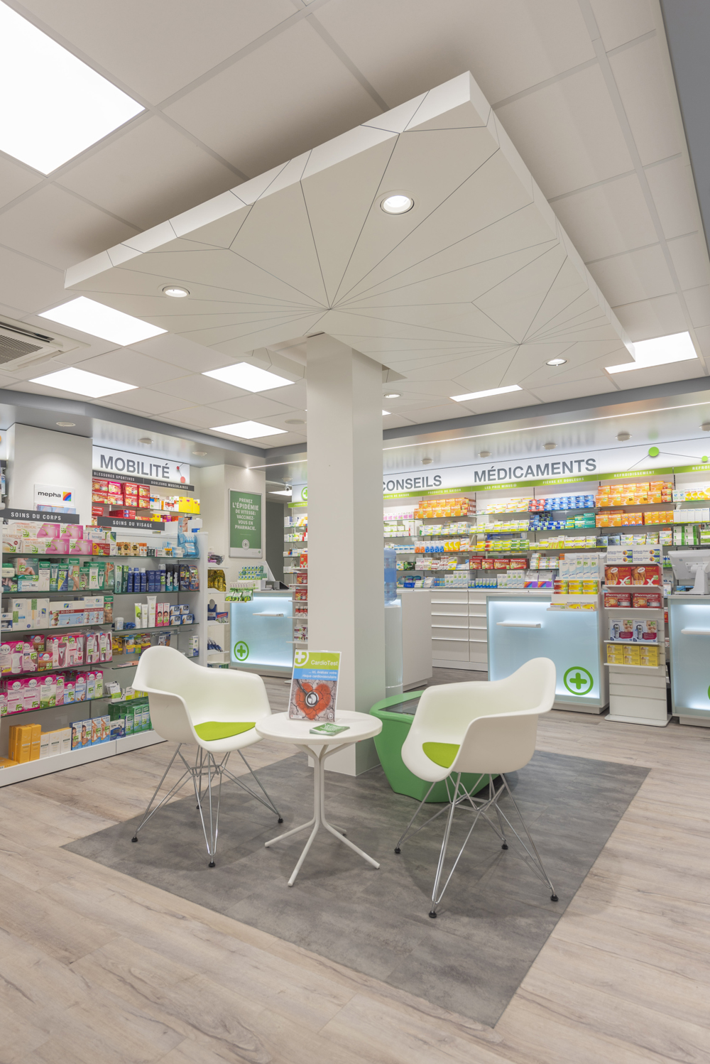 Espace d’attente central — zone conviviale avec assises confortables, pensée pour accueillir familles et enfants.