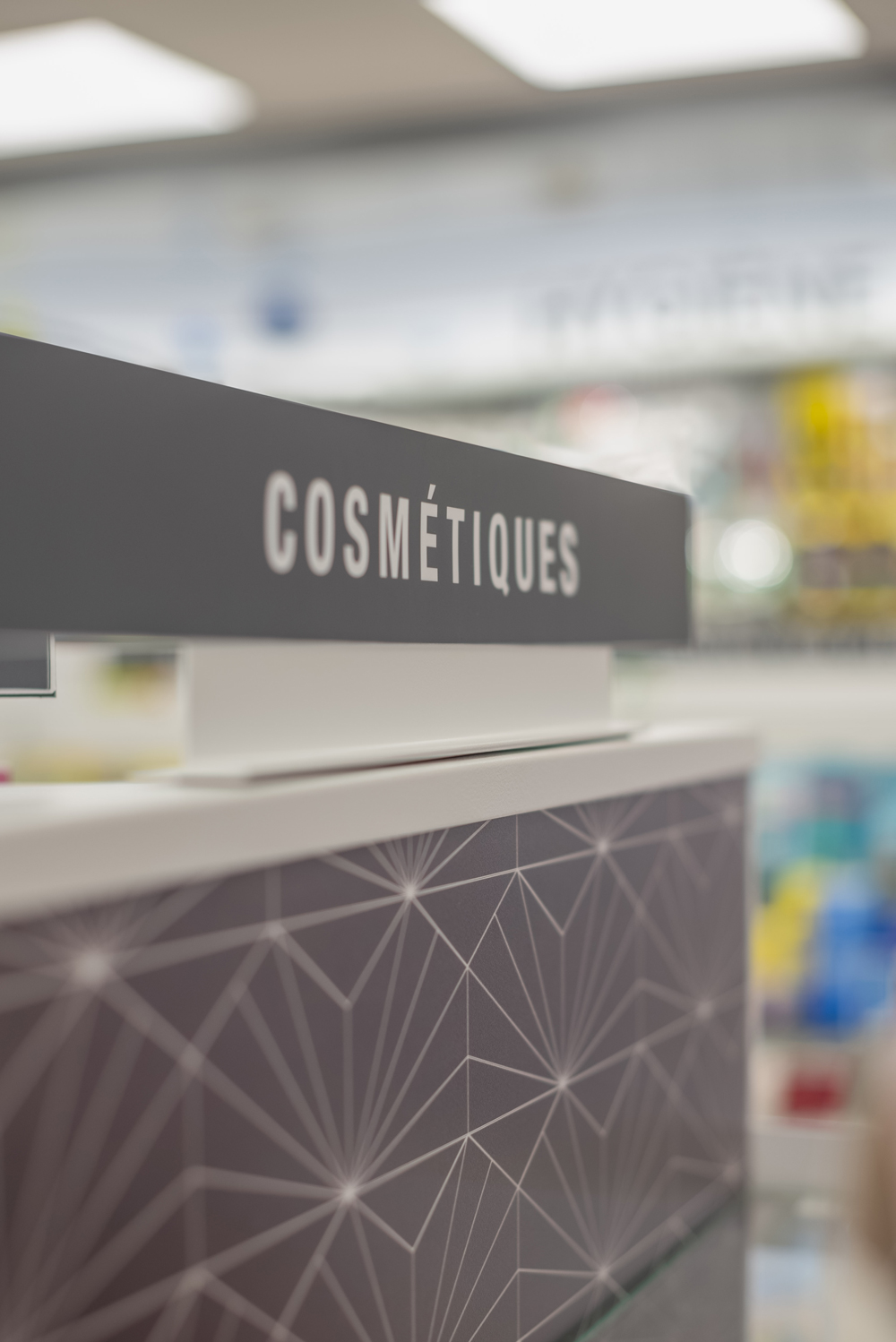 Gros plan sur la signalétique intérieure — design épuré et lisible facilitant le repérage des univers santé et beauté.