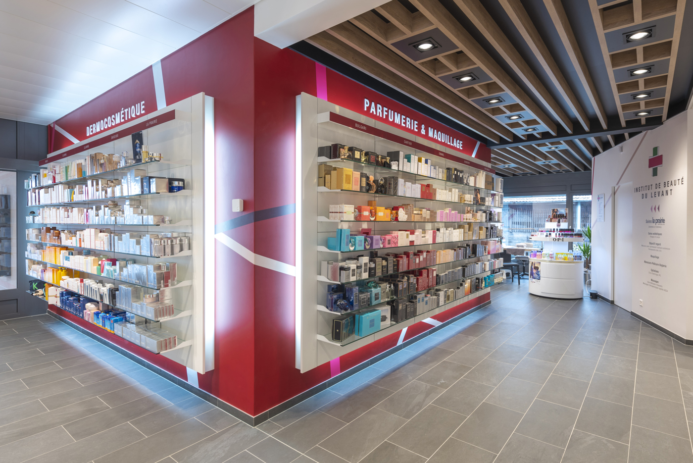 Espace parfumerie mis en avant par le mobilier dans l'agencement de la pharmacie.