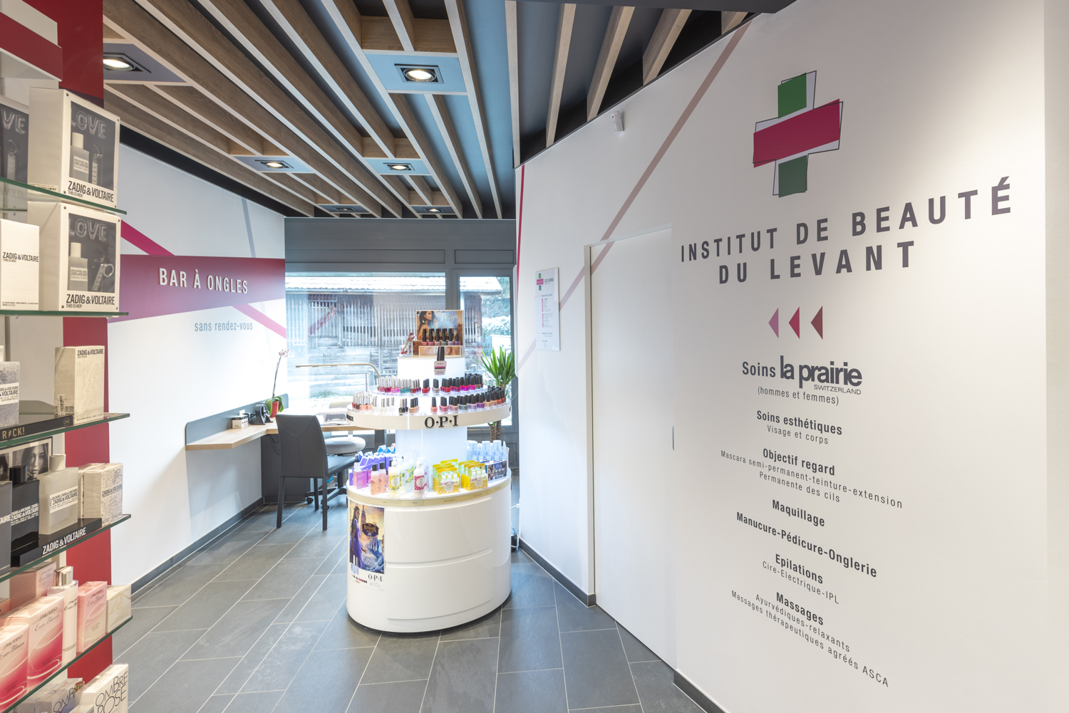 Signalétique sur l'espace beauté avec mise en avant des différentes propositions de services beauté au sein de la pharmacie.