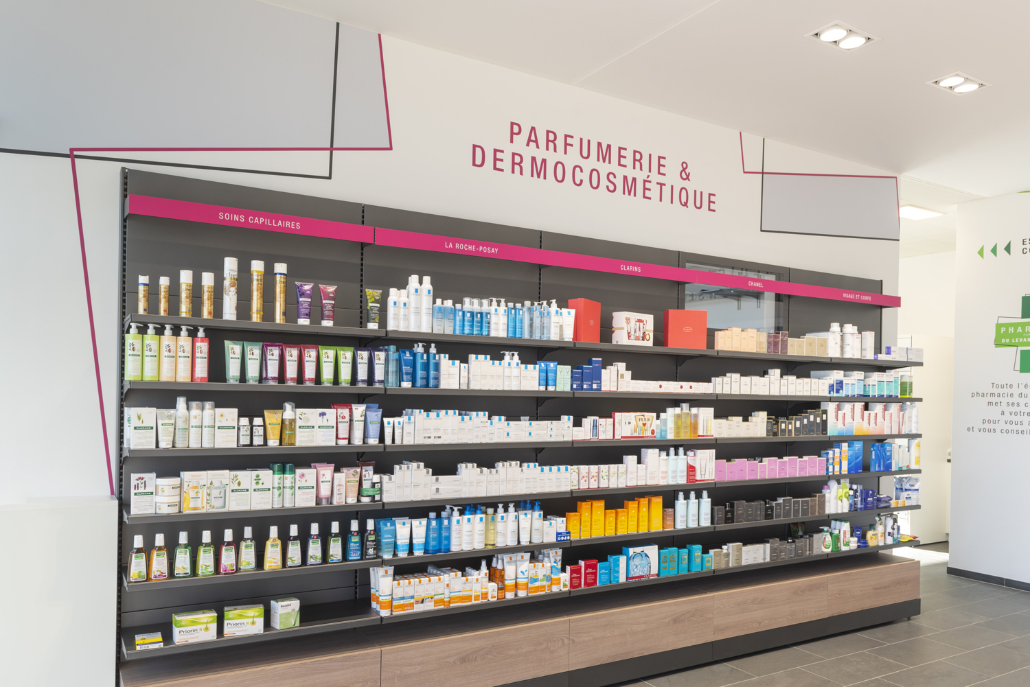 Espace parfumerie et dermocosmétique mis en valeur dans l'espace de vent de la pharmacie