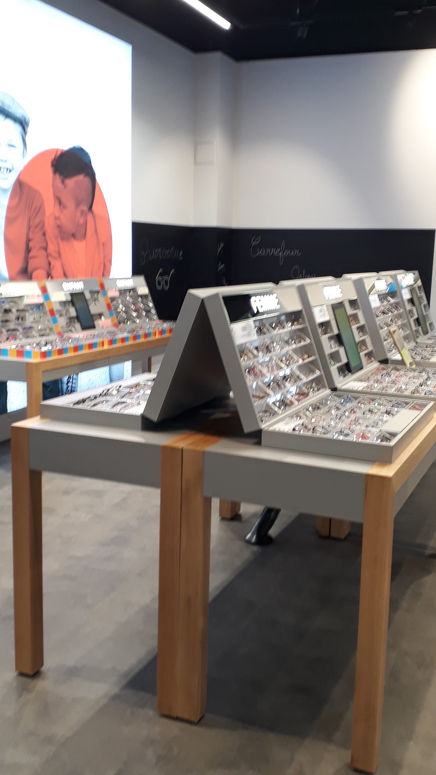 Magasin secteur retail. Mobilier bois et métal sur mesure Mobil M Agencement