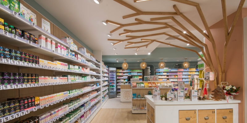 Photo qui montre l'intérieur d'une pharmacie avec comptoirs et design graphique