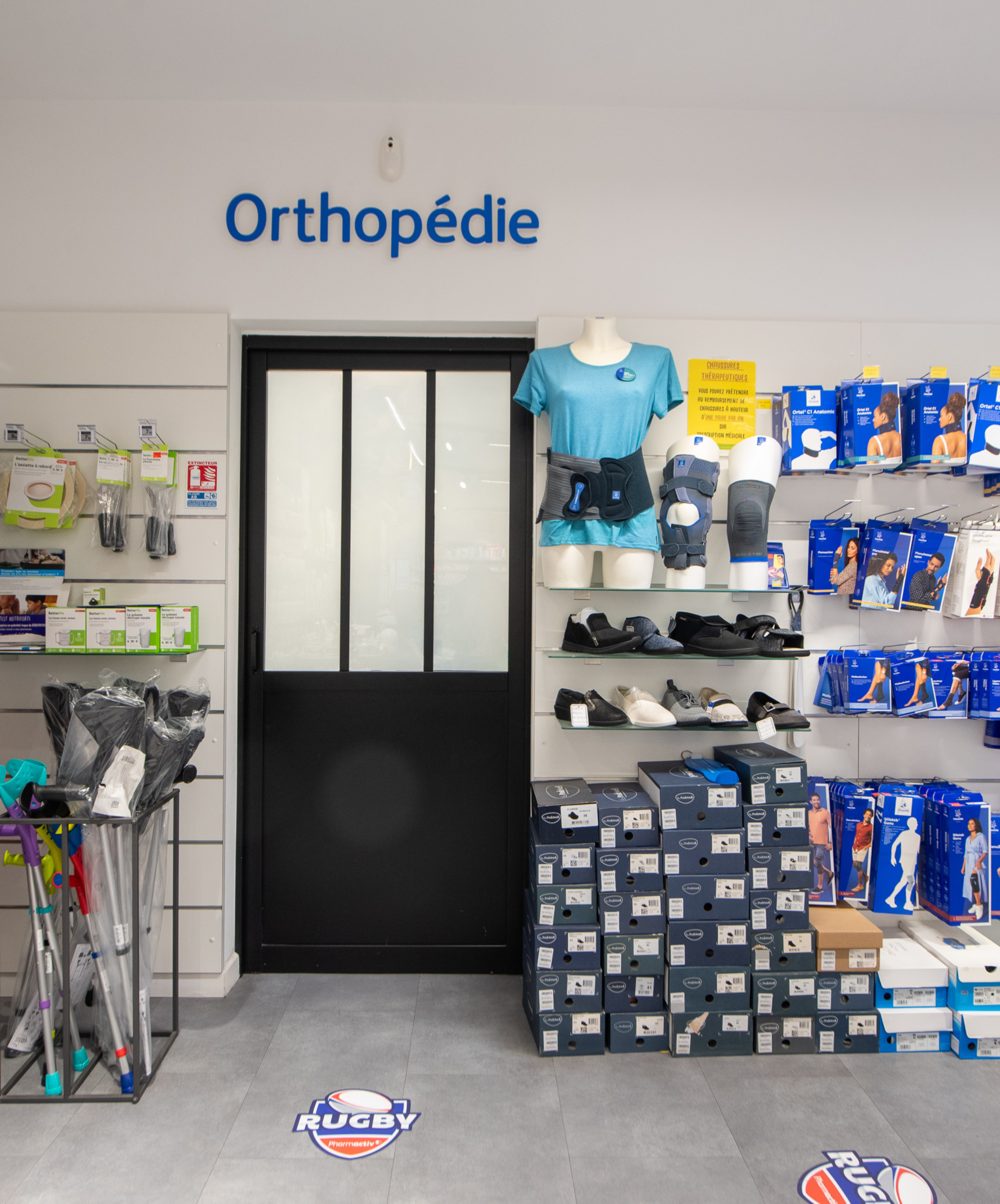 Cabine dédiée à l’orthopédie, avec aménagement adapté pour le confort des patients et consultations spécialisées.