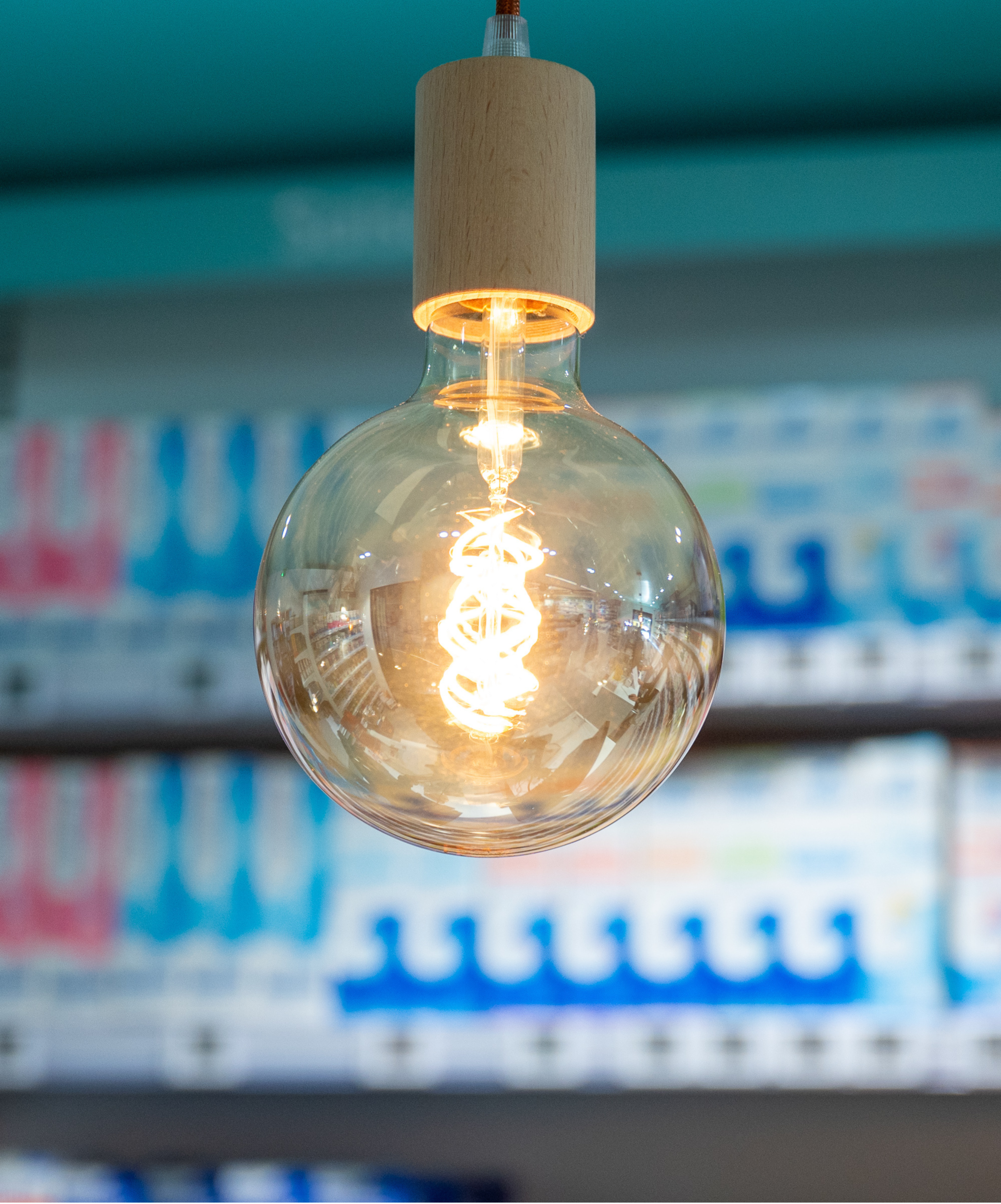 Luminaire moderne et esthétique mettant en valeur les zones clés de la pharmacie et créant une ambiance chaleureuse.