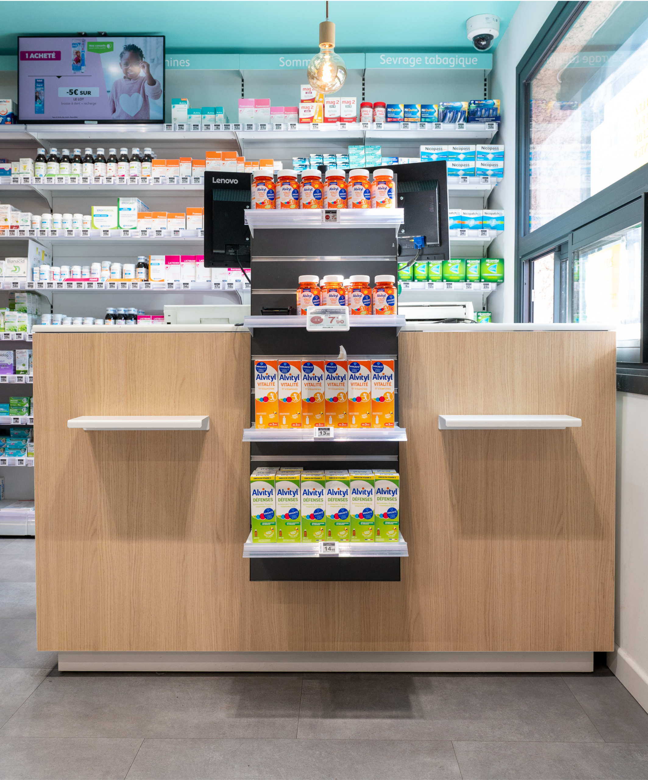 Comptoirs en bois situés dans un espace bleu et bois, combinant chaleur et identification claire pour les échanges avec le personnel.