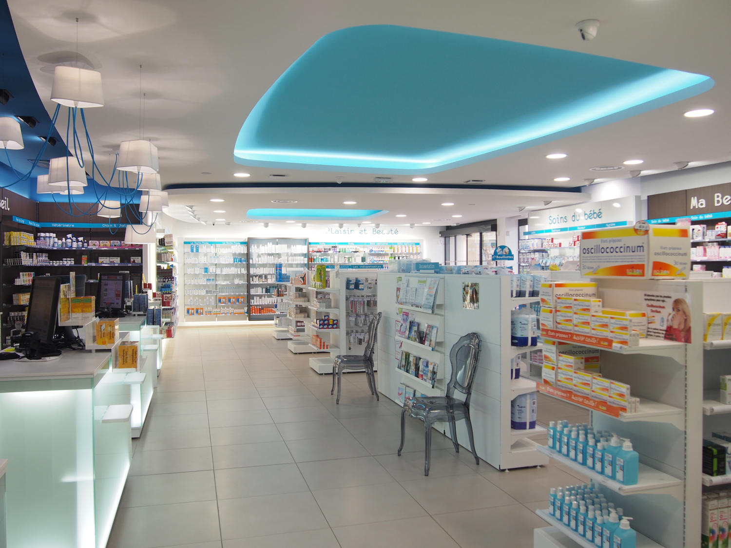 Vue intérieure de la pharmacie Mathieu à Canet-d’Aude – aménagement moderne et apaisant
