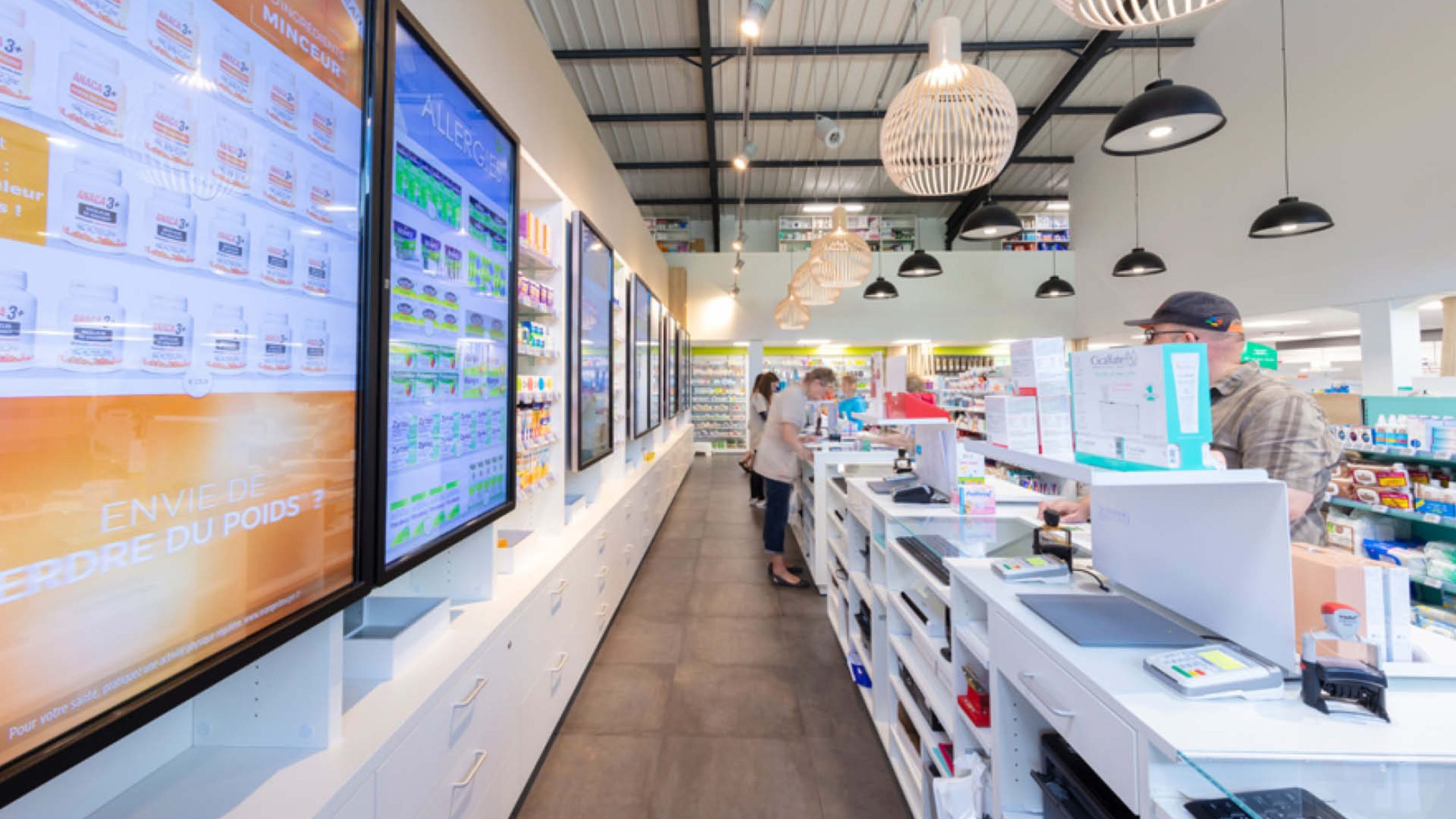Vue moderne d’une pharmacie équipée d’un robot de dispensation automatique, illustrant l’automatisation et la modernisation des officines.