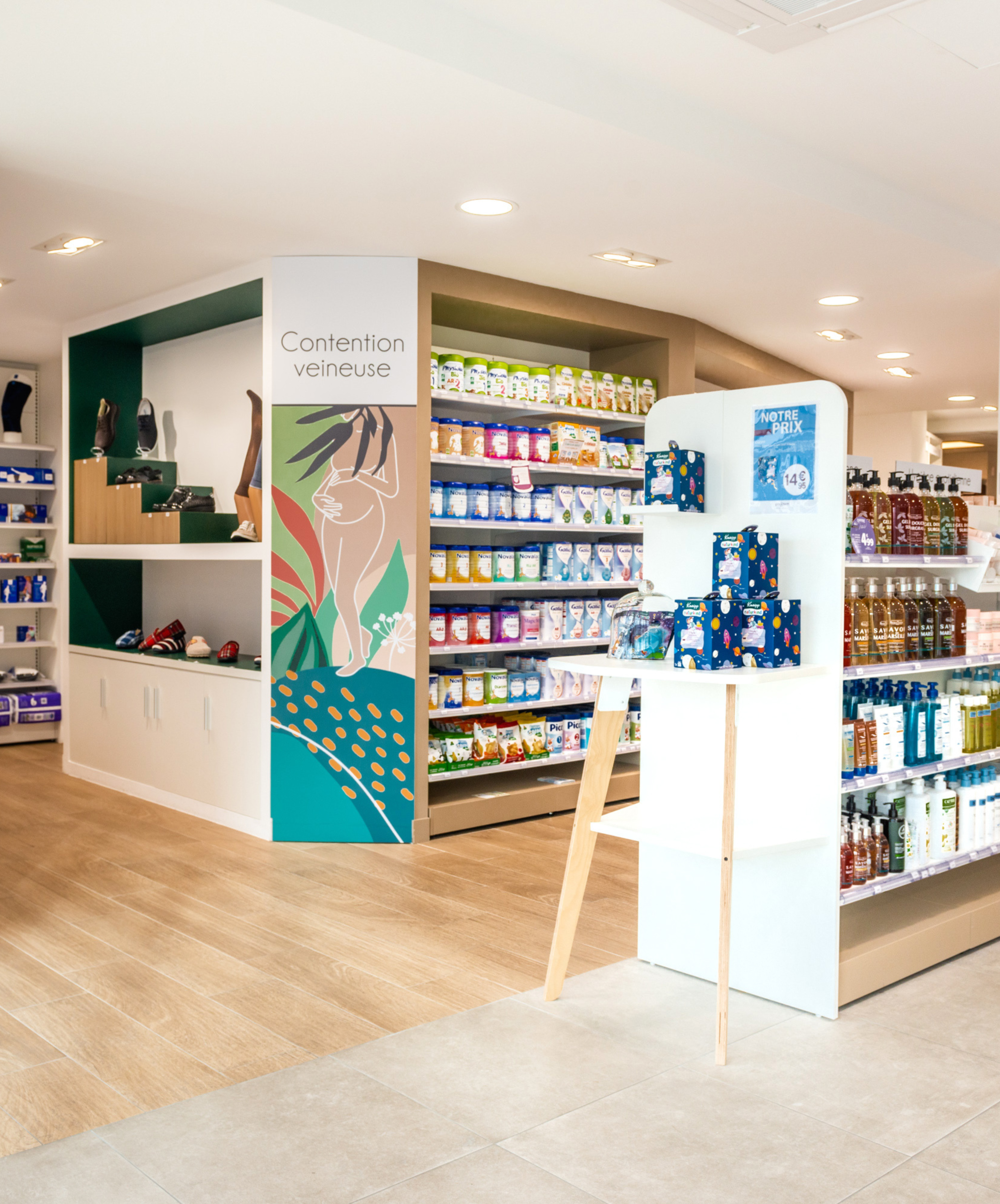 Espace orthopédie de la Pharmacie des 3 Îles, identifiable par un graphisme illustré et un mobilier fonctionnel sur-mesure.