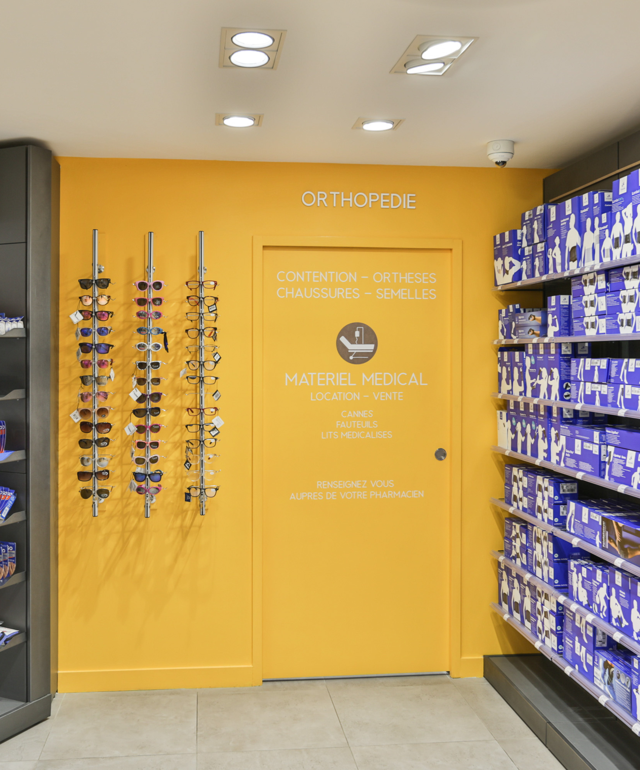 Espace orthopédie et contention, mis en avant par la couleur jaune curry et une signalétique claire.