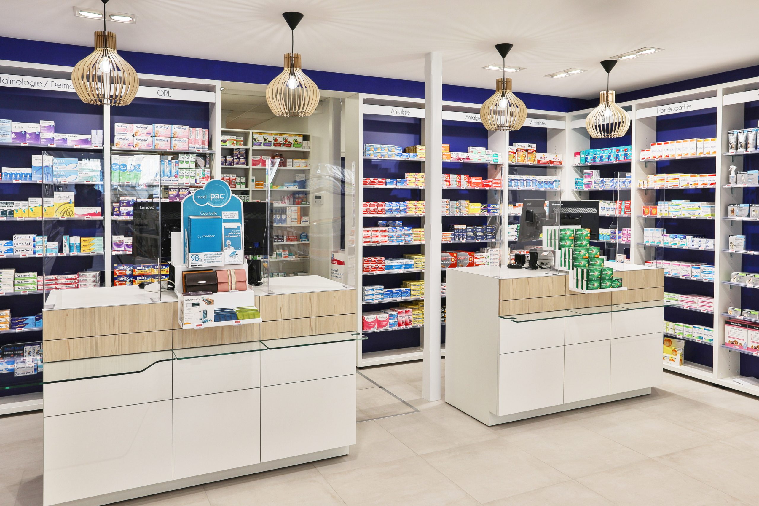 Vue qui représente un comptoir module créé par Mobil M en pharmacie