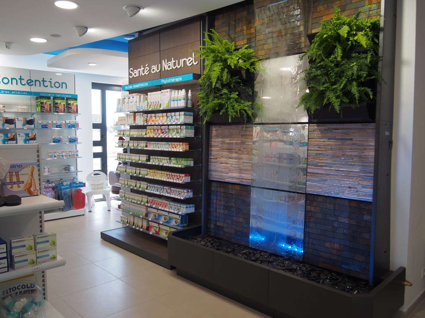 Vue intérieure de la pharmacie Mathieu à Canet-d’Aude – aménagement moderne et apaisant