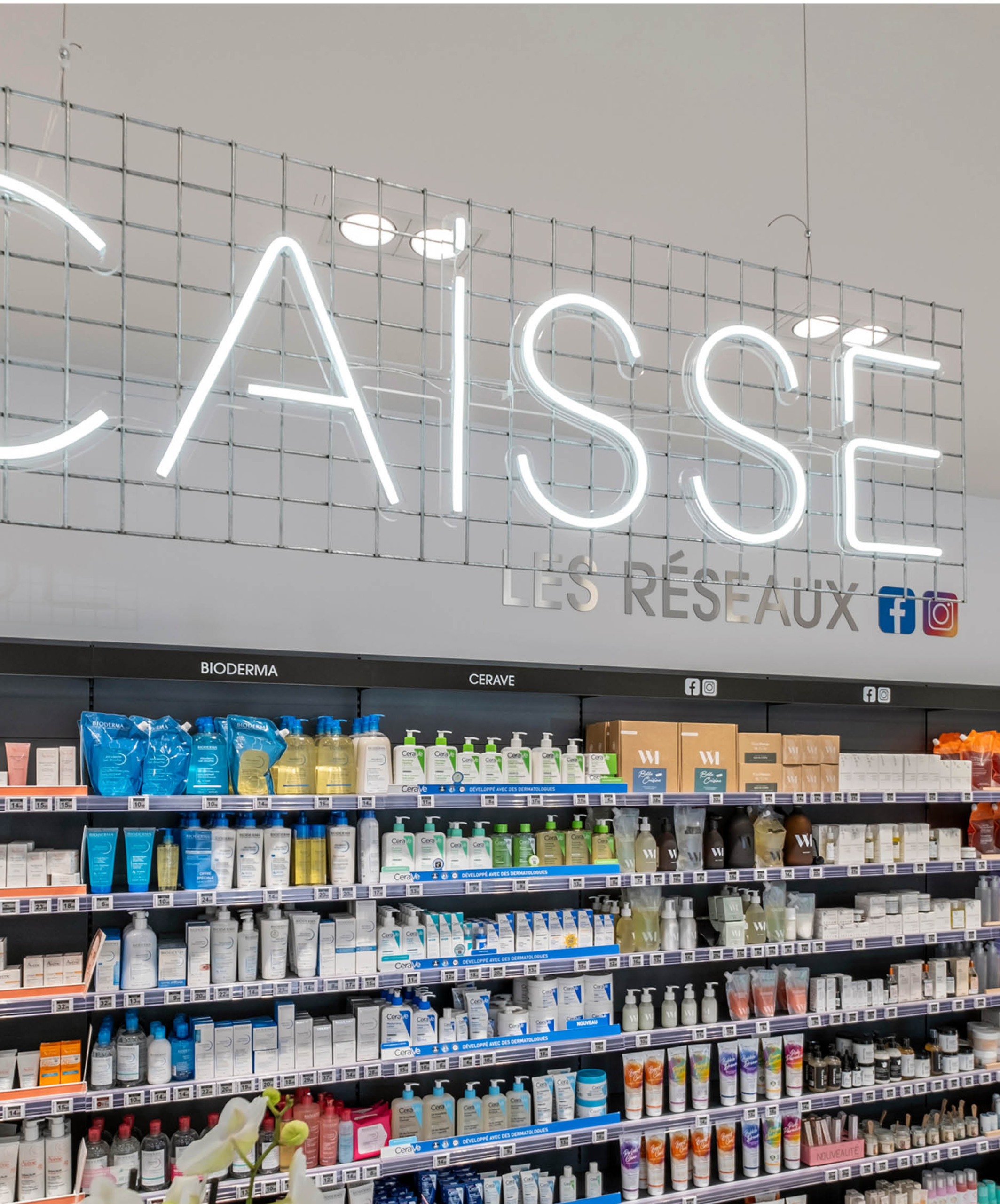 Signalétique intérieure guidant les clients dans les différentes zones de l’officine.