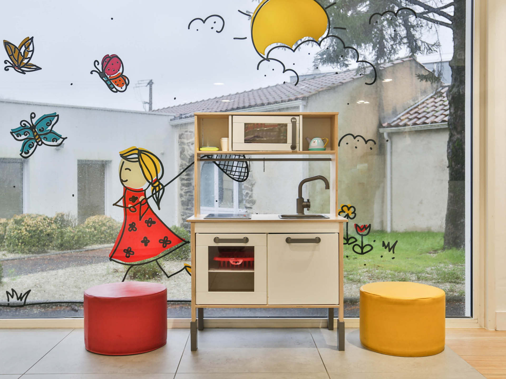 Espace enfant dans l'agencement de la pharmacie Bechiau pour offrir un espace d'attente au sein de l'officine.