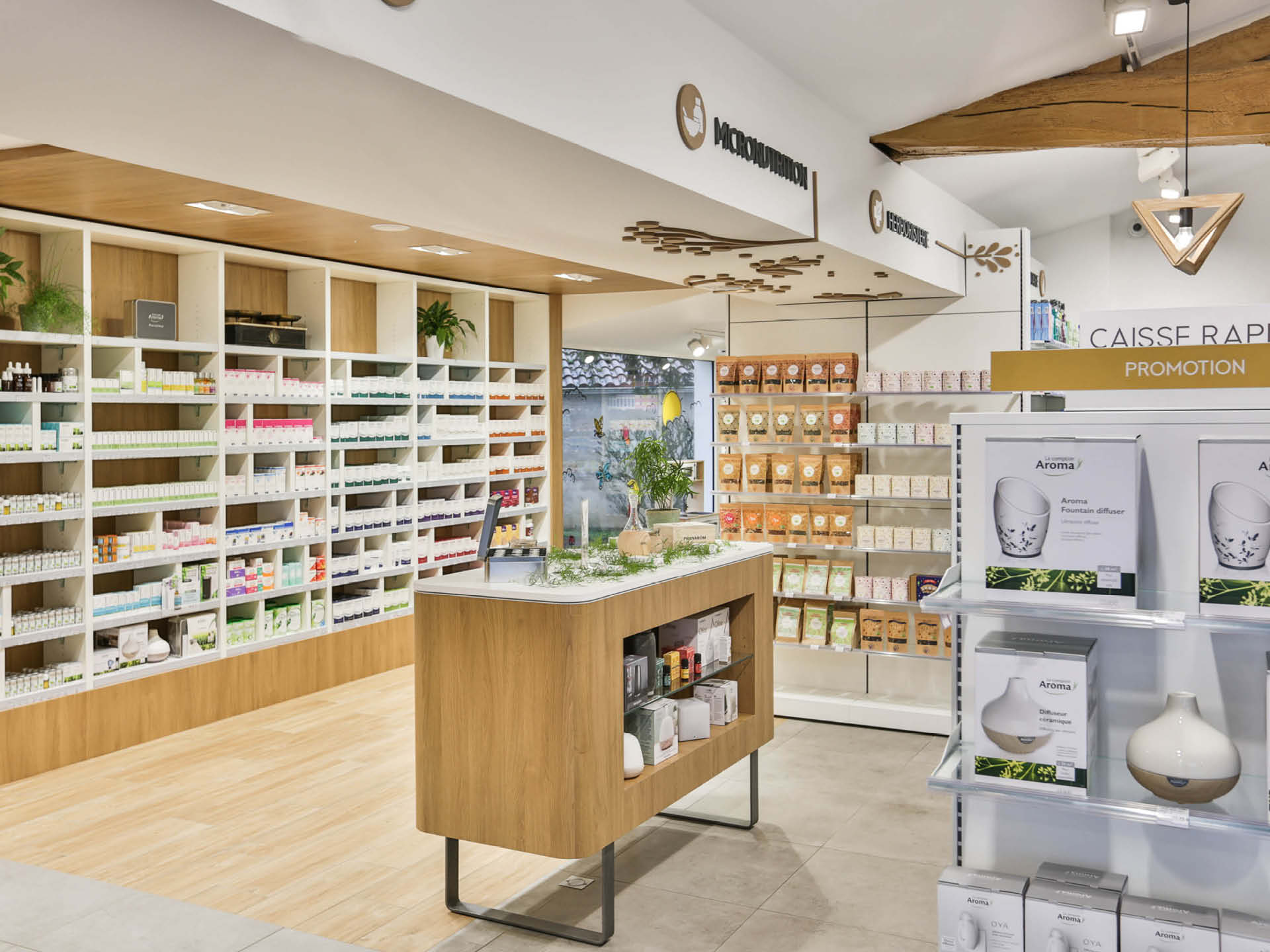 Bar nature et espace herboristerie, en bois clair, cœur du positionnement bien-être de la pharmacie.
