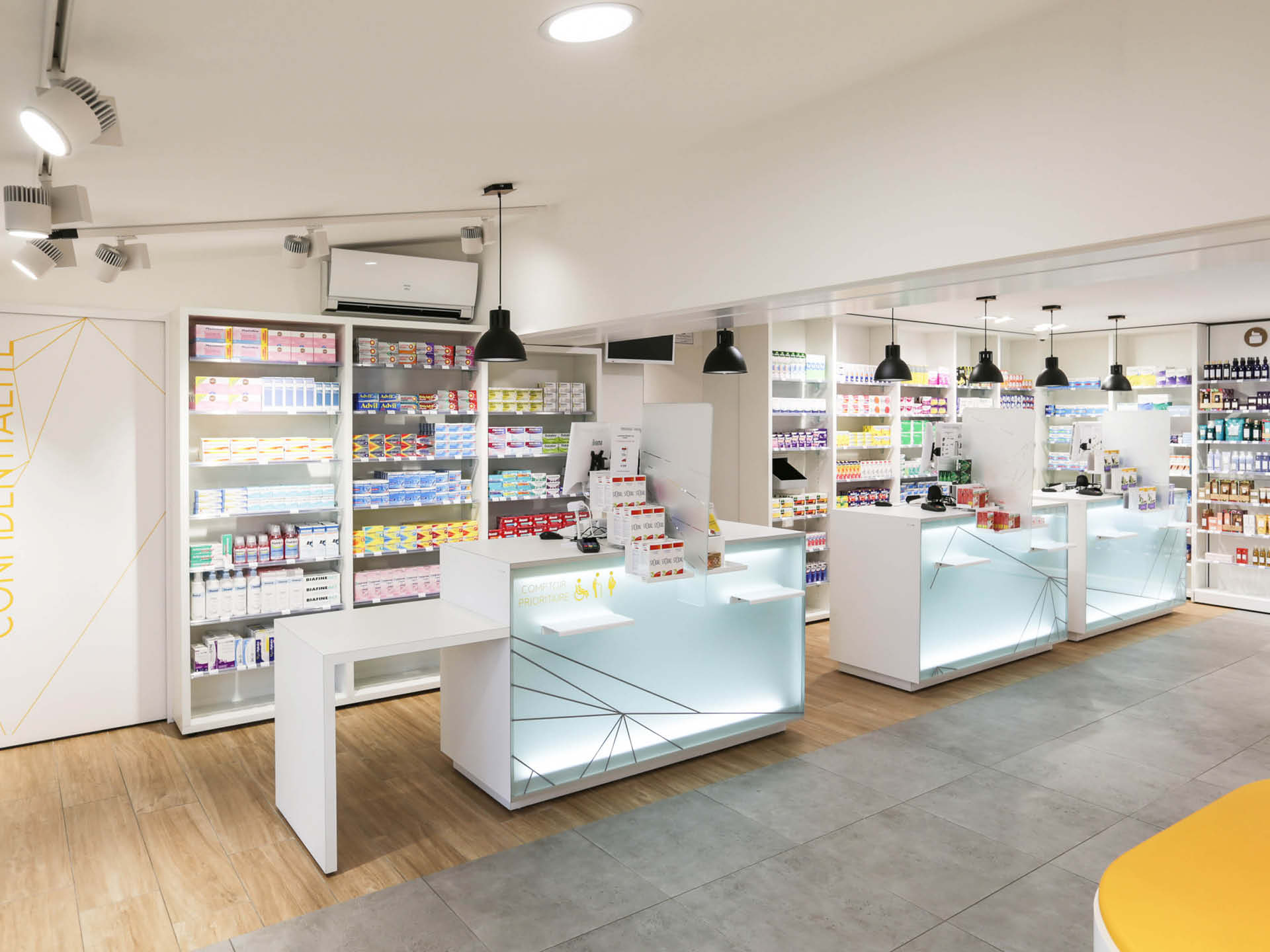 Comptoirs lumineux soulignant la modernité de l’espace de vente et la clarté du parcours client.