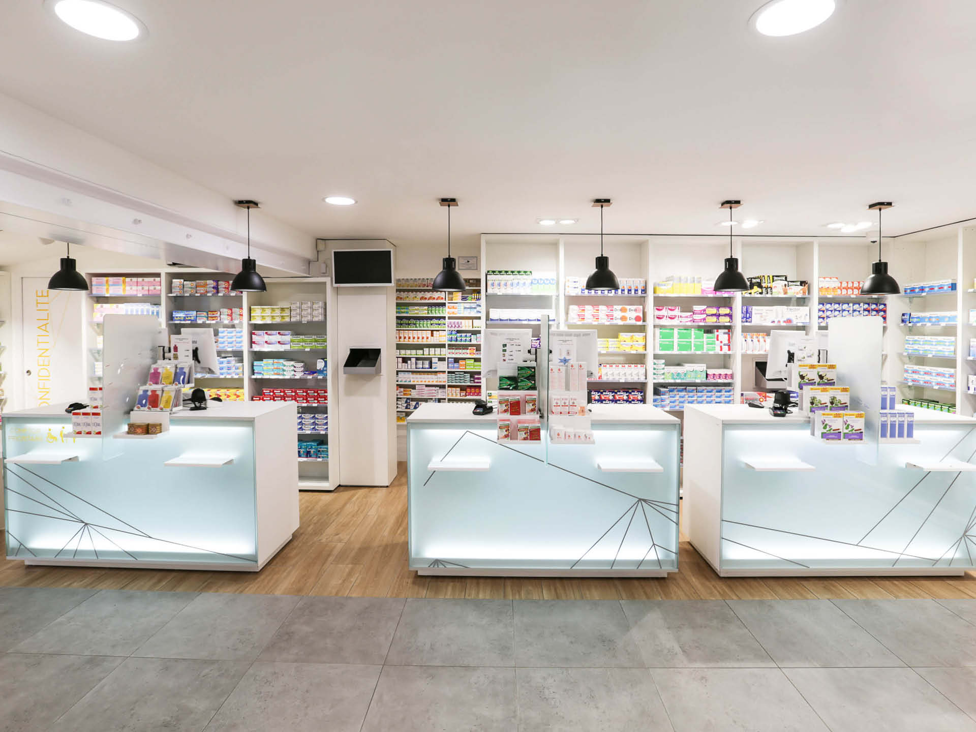 Comptoirs lumineux soulignant la modernité de l’espace de vente et la clarté du parcours client.