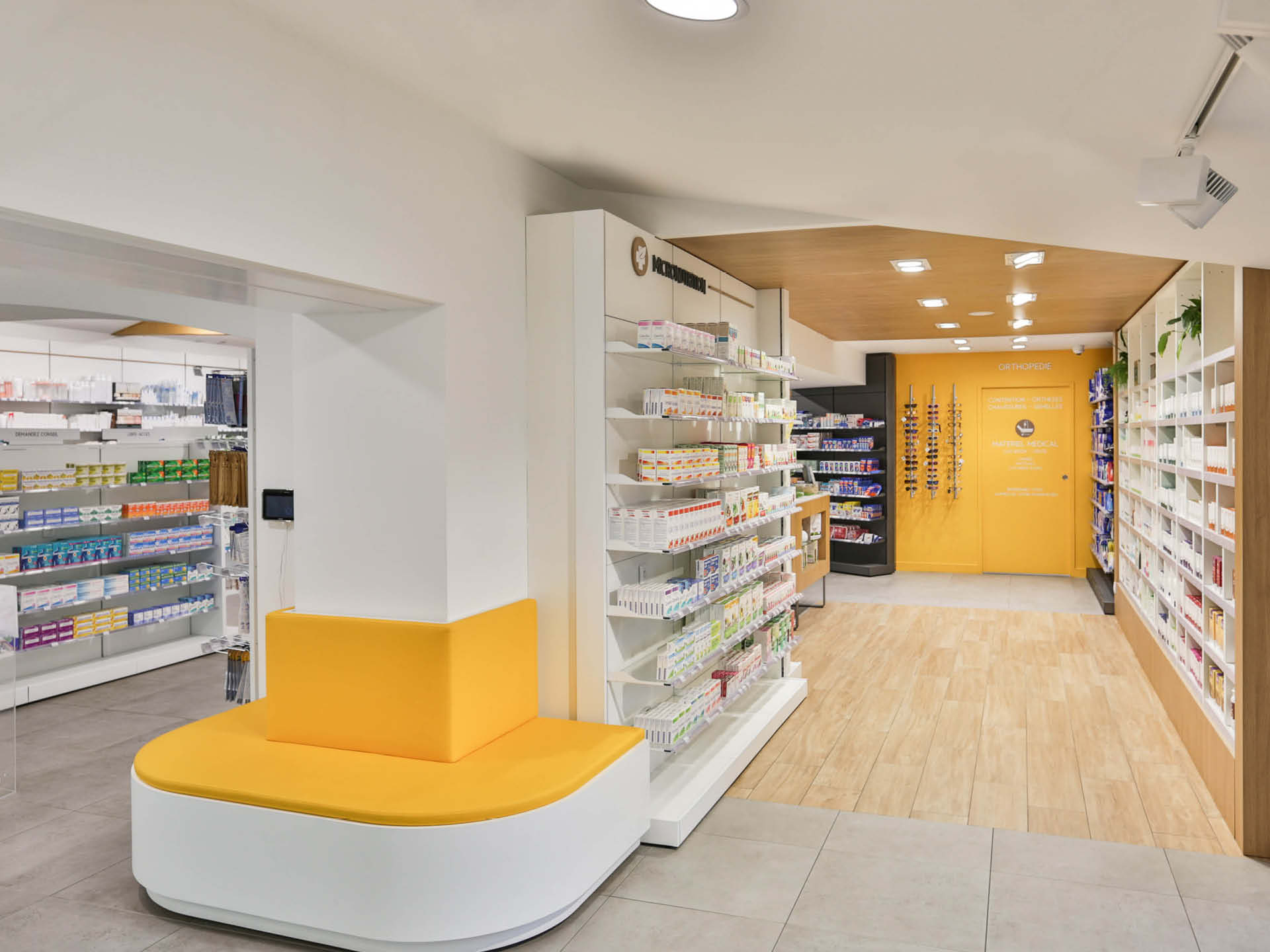 Espace orthopédie et contention, mis en avant par la couleur jaune curry et une signalétique claire.