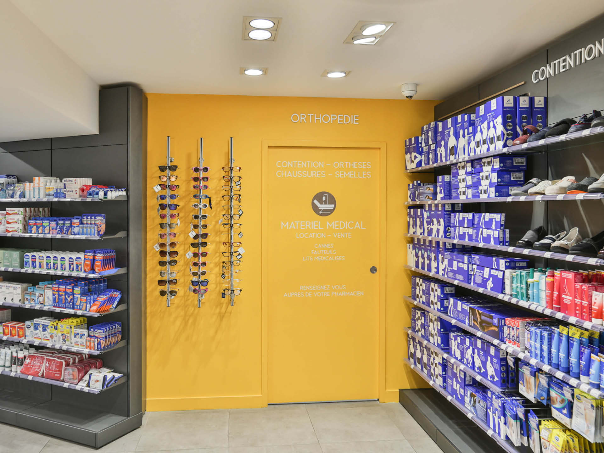 Espace orthopédie et contention, mis en avant par la couleur jaune curry et une signalétique claire.