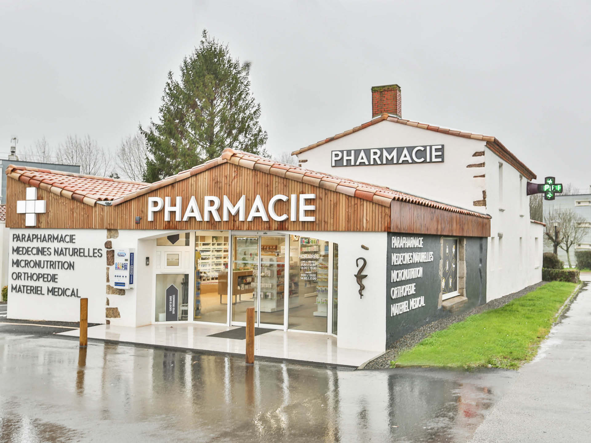 Façade de la Pharmacie Béchieau, mise en valeur par une vitrophanie élégante et des teintes naturelles.