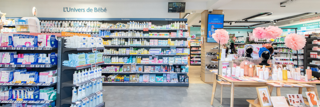 Vue générale de l’espace de vente de la Pharmacie des Mimosas, lumineux et organisé pour un parcours client fluide.