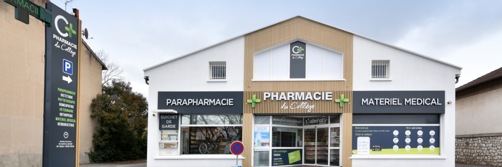 Façade modernisée de la Pharmacie du Collège à Villemur-sur-Tarn, en bois clair et blanc, évoquant une atmosphère naturelle et chaleureuse.