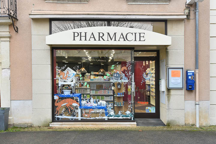 Façade de la Pharmacie Calmels à Ledergues rénovée, intégrant l’identité visuelle chaleureuse de l’officine