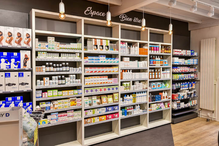 Linéaires de produits de la Pharmacie Calmels optimisés pour un parcours client intuitif et la mise en valeur des différentes gammes