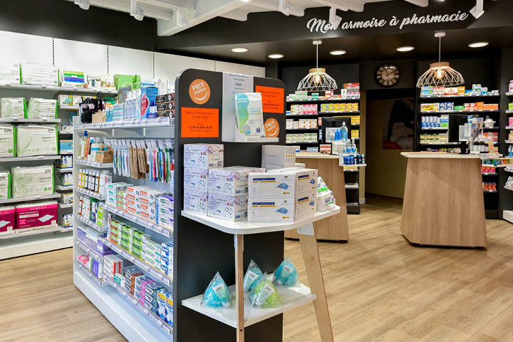 Vue générale de l’espace de vente de la Pharmacie Calmels, intégrant différents corners et un agencement favorisant l’expérience client