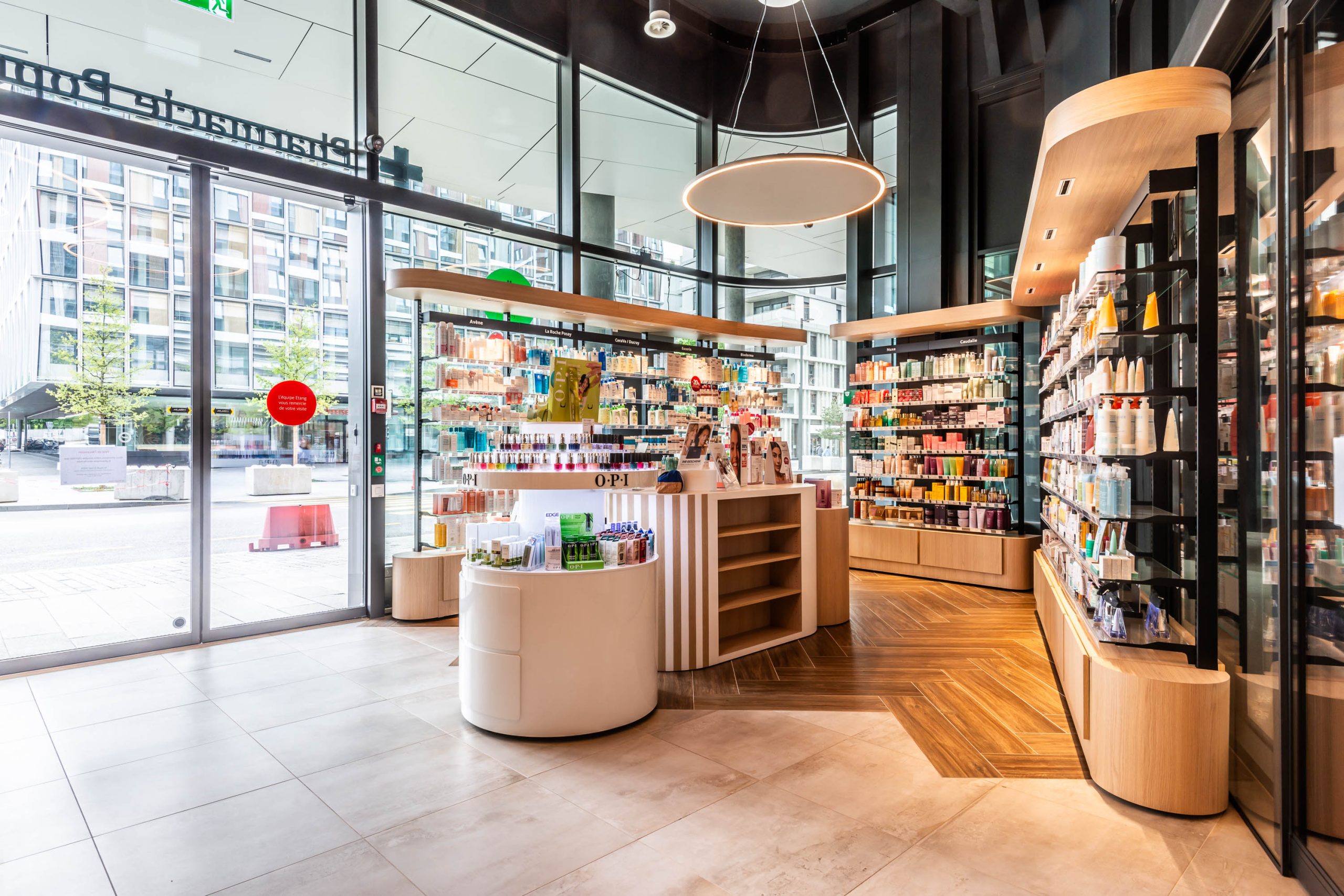Linéaire vitrine avec casquette. Mobilier sur mesure. Pharmacie Populaire Etang.