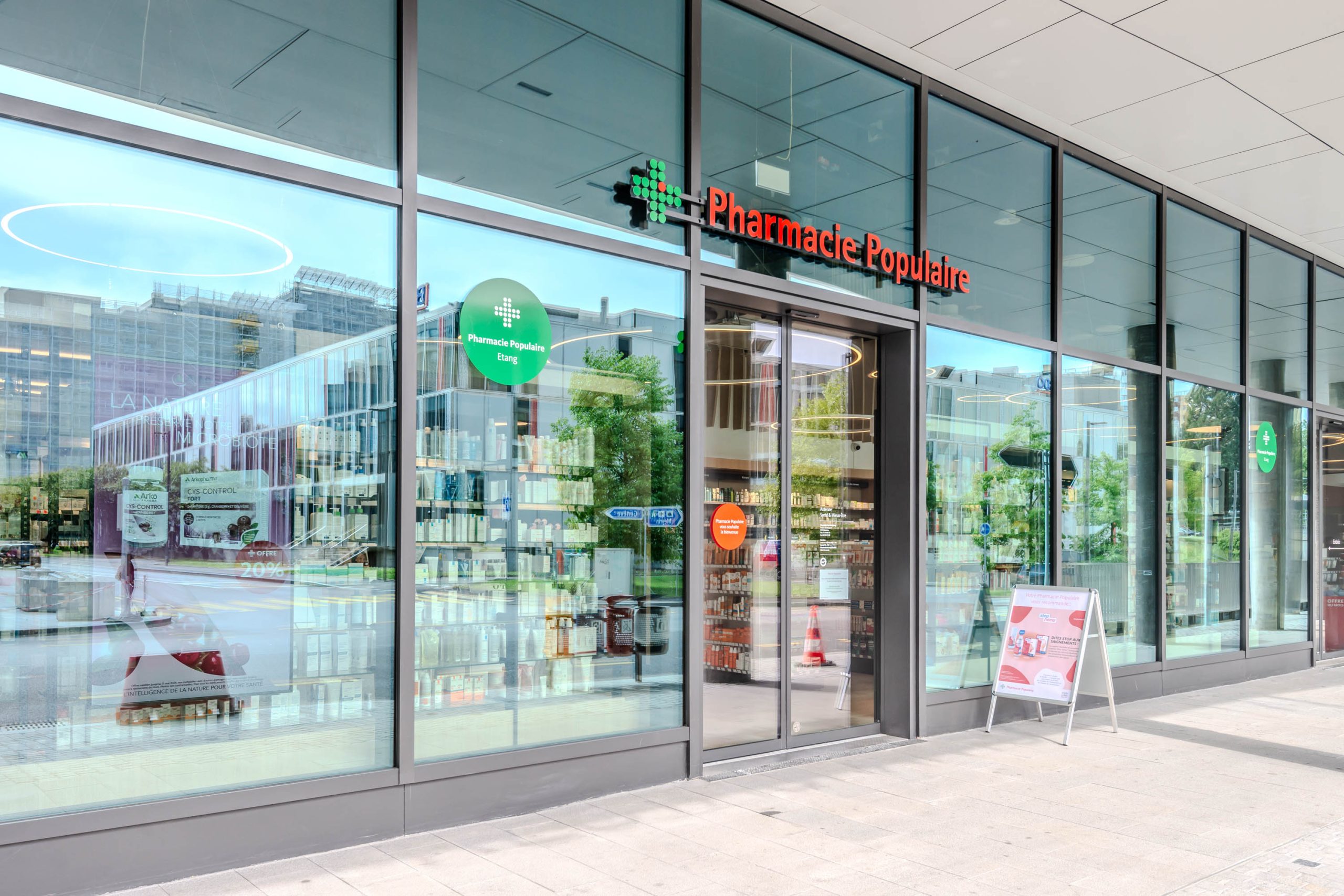 Façade Pharmacie Populaire Etang. Transparence des linéaires en vitrine