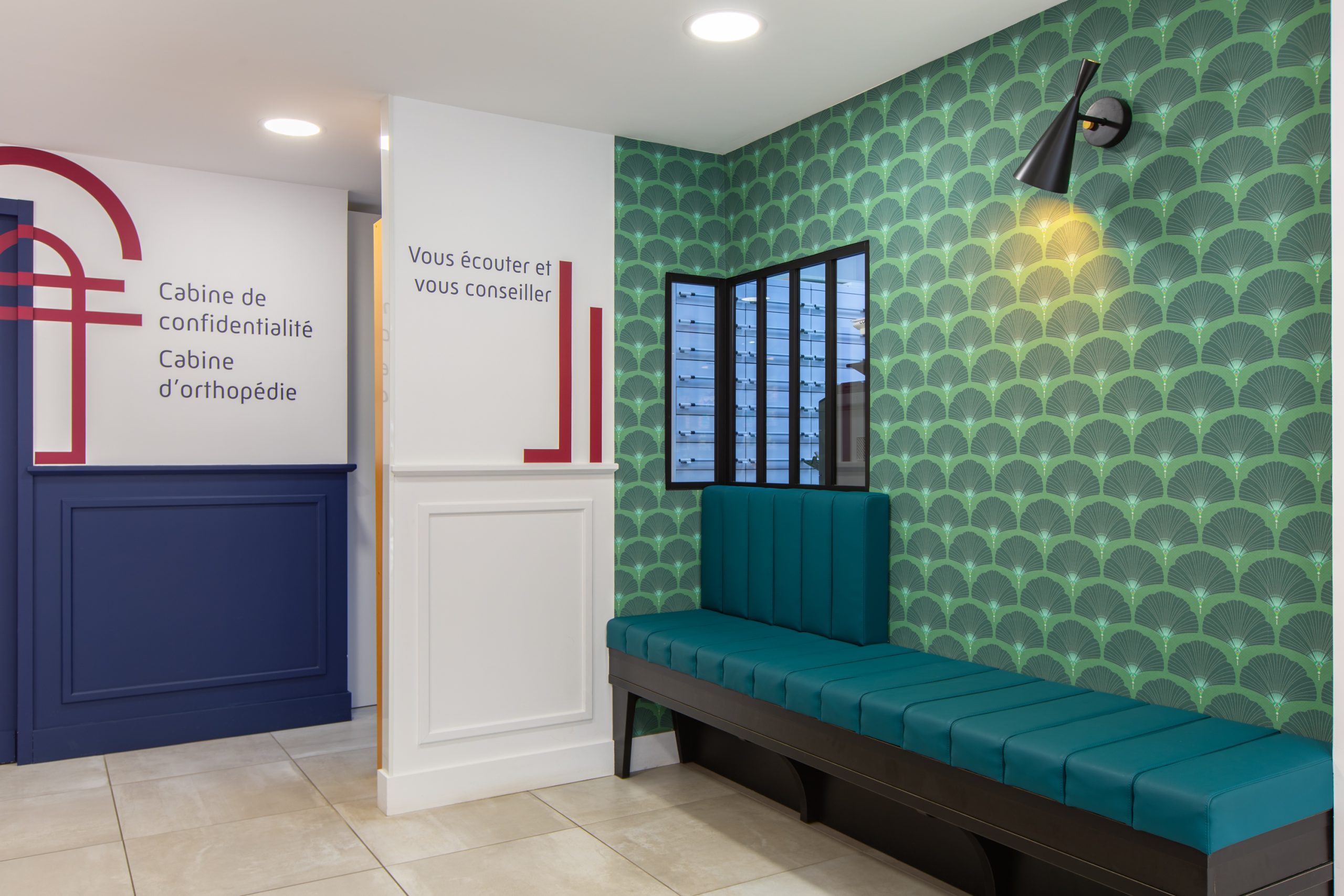 Banquette attente. Mobilier sur-mesure. Pharmacie des Halles.