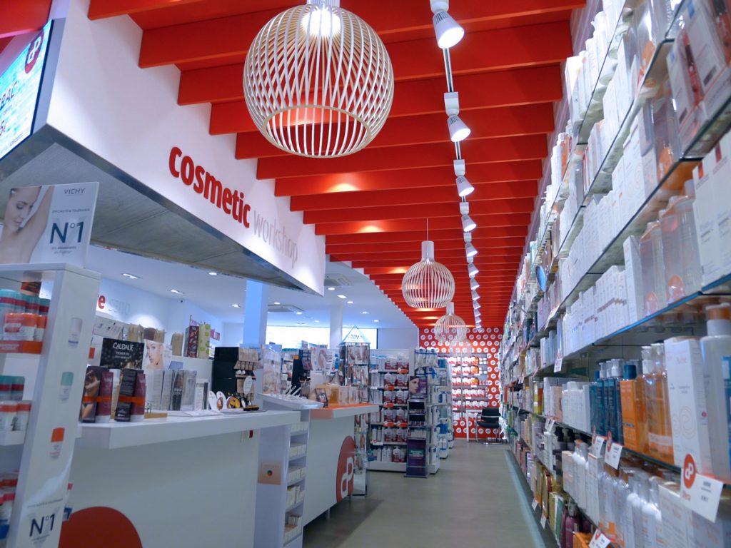 Comptoirs ergonomiques et accueillants favorisant la proximité et la qualité du conseil entre l’équipe officinale et les patients.