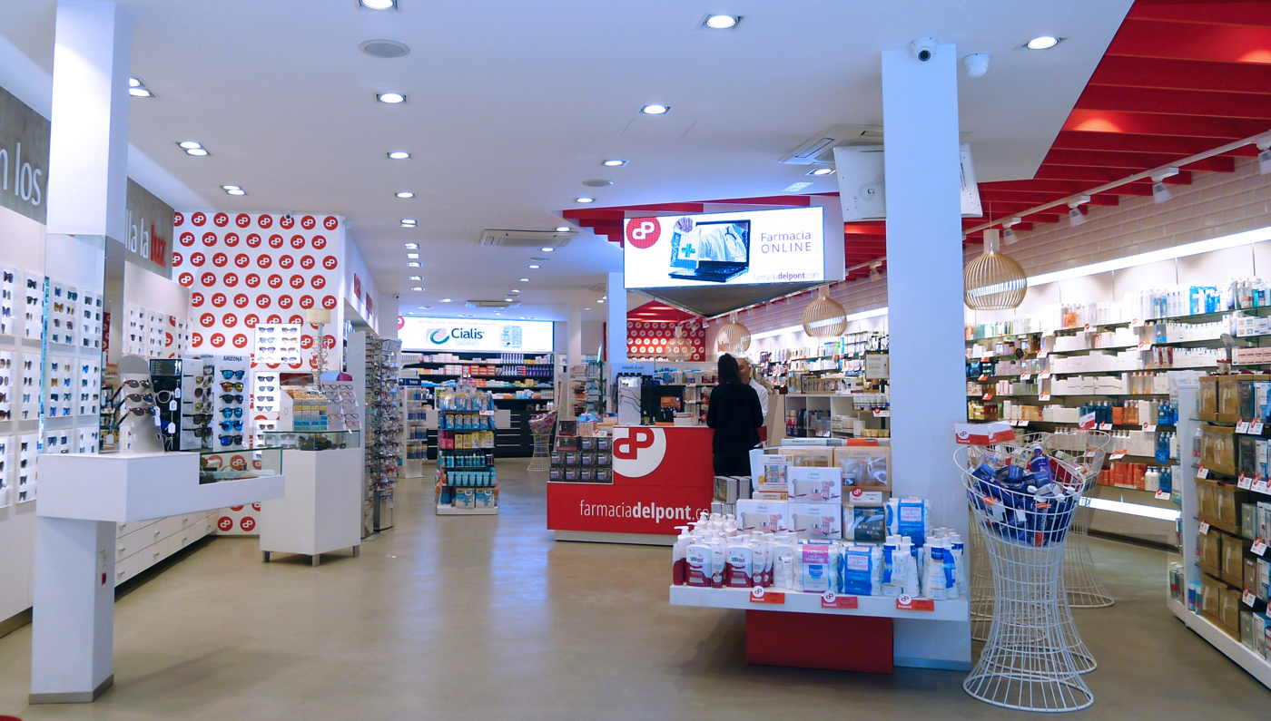 Espace de vente moderne et lumineux, combinant produits de santé et univers optique dans un aménagement fluide et accessible.