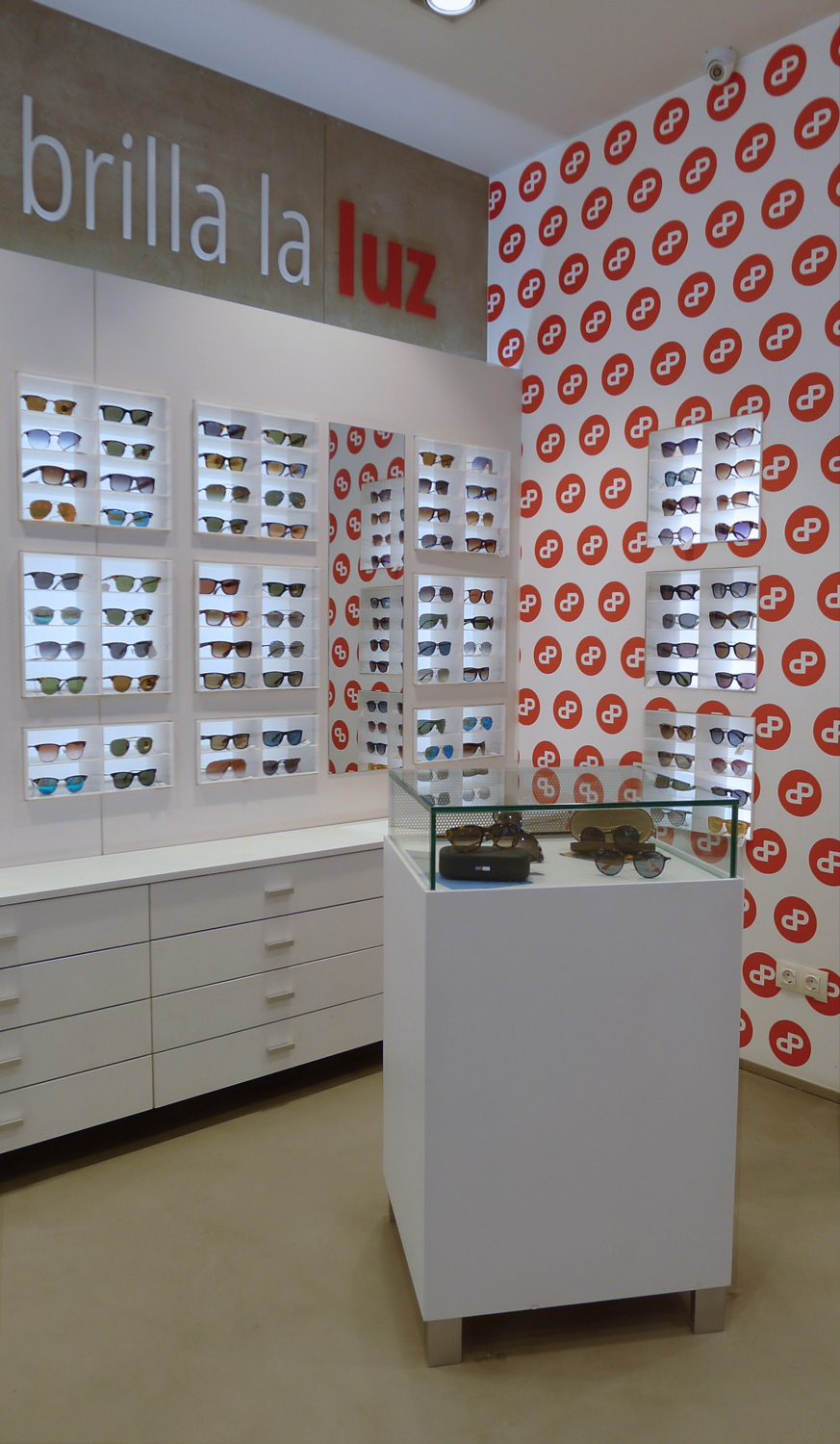 Zone optique au design épuré et chaleureux, pensée pour valoriser les montures et offrir un accompagnement personnalisé aux clients.