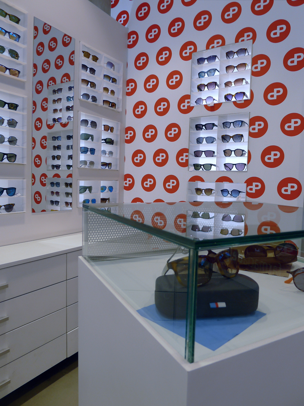 Zone optique au design épuré et chaleureux, pensée pour valoriser les montures et offrir un accompagnement personnalisé aux clients.