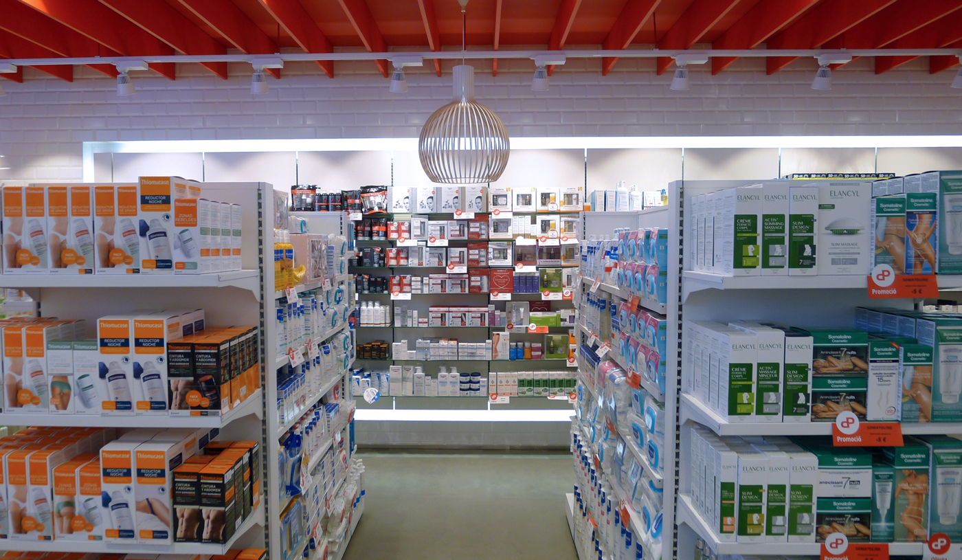 Espace de vente moderne et lumineux, combinant produits de santé et univers optique dans un aménagement fluide et accessible.